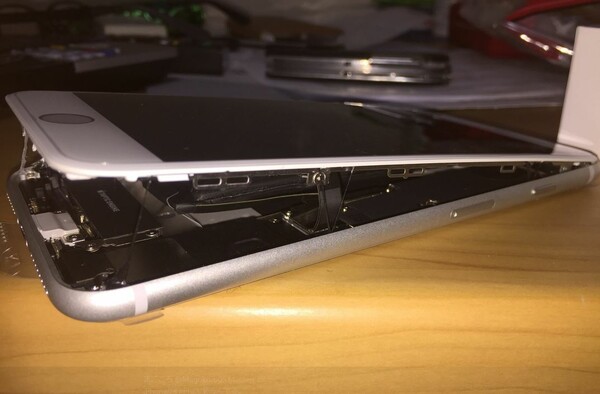 «Έσκασε» και στην Ελλάδα μπαταρία iPhone 8 Plus - Ανησυχία στην Apple για τα περιστατικά που αυξάνονται