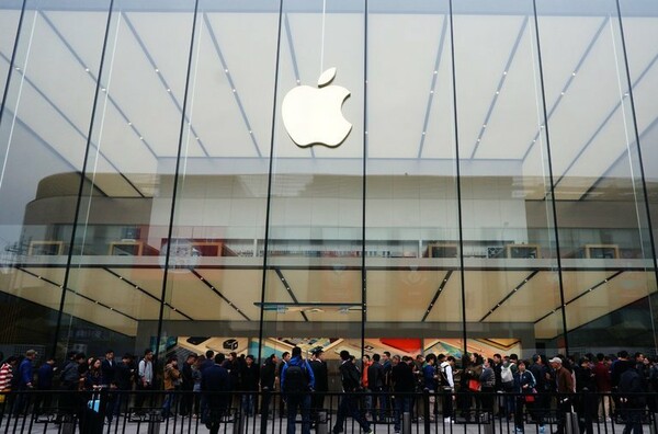 Πτώση στις πωλήσεις του iPhone - Για πρώτη φορά από το 2001 μειώθηκαν τα ετήσια έσοδα της Apple