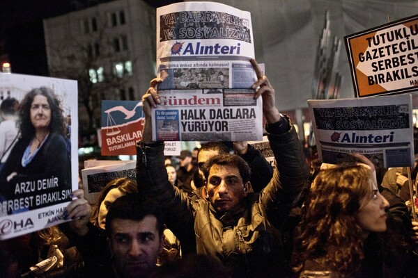 Τουρκία: Κατηγορίες για τρομοκρατική προπαγάνδα στον αντιπρόσωπο των Δημοσιογράφων Χωρίς Σύνορα