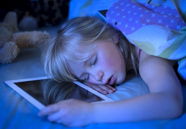 Η πολύωρη χρήση gadgets βλάπτει τον ύπνο των εφήβων