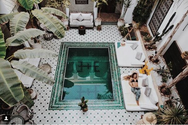 Γιατί όλοι οι χρήστες του Instagram ανεβάζουν την ίδια φωτογραφία από αυτή την ειδυλλιακή πισίνα στο Μαρόκο;