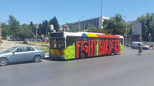 Οι «κατασκηνωτές» του ΑΠΘ σταματούν και βάφουν με σπρέι λεωφορεία στη Θεσσαλονίκη