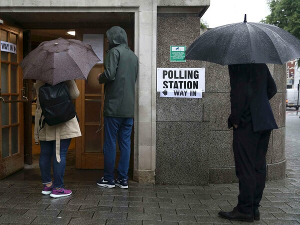 Μεγάλη Βρετανία: Υπό καταρρακτώδη βροχή διεξάγεται το δημοψήφισμα