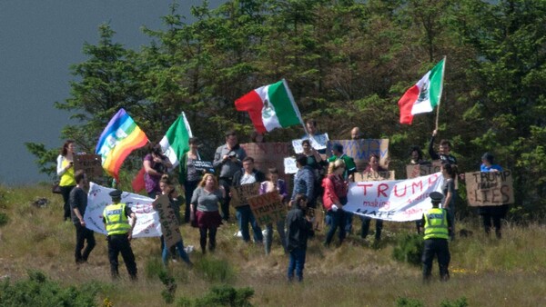 Με σημαίες του Μεξικού και του ουράνιου τόξου, διαδηλωτές γιουχάρουν τον Ντόναλντ Τραμπ στη Σκωτία