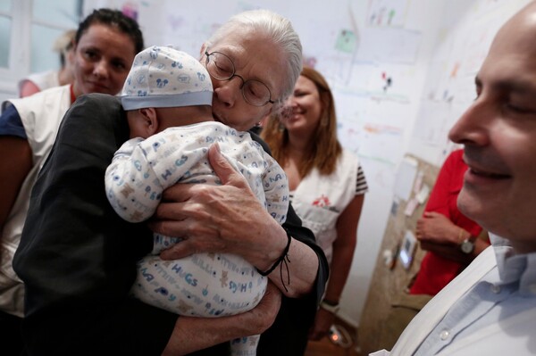 H Βανέσα Ρεντγκρέιβ κρατά στην αγκαλιά της ένα μωρό και συγκινείται με τις ιστορίες προσφύγων