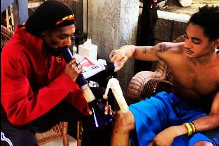 Ο Snoop Dogg καπνίζει μαριχουάνα με τον γιό του