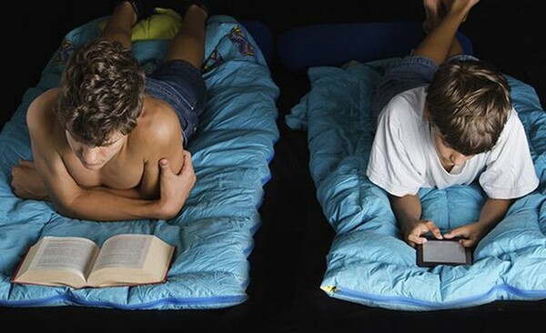 Μακριά από tablets και smartphones πριν τον ύπνο συνιστούν οι ειδικοί