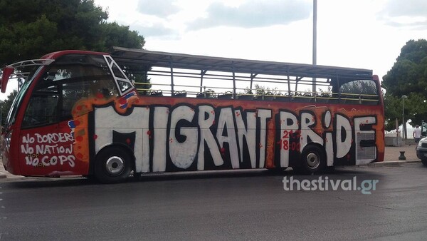 Οι «κατασκηνωτές» του ΑΠΘ σταματούν και βάφουν με σπρέι λεωφορεία στη Θεσσαλονίκη