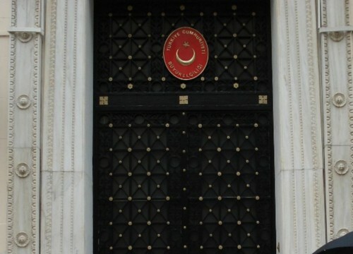Μέλη του Ρουβίκωνα πέταξαν μπογιές στην τουρκική πρεσβεία