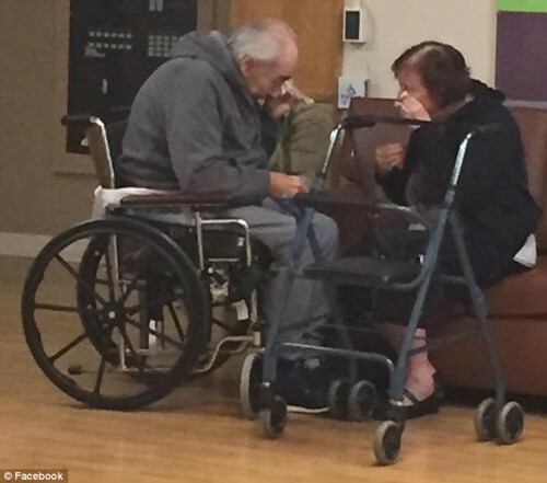 Ξανά μαζί μέχρι το τέλος - Το ηλικιωμένο ζευγάρι που συγκίνησε με τα δάκρυα του αποχωρισμού είναι και πάλι μαζί