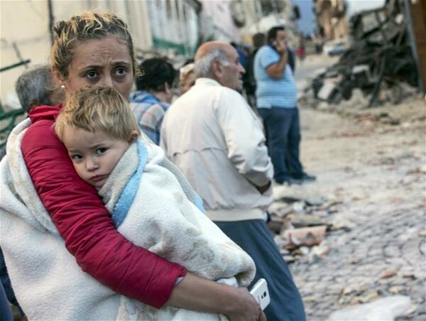 Ενός λεπτού σιγή και μαύρα περιβραχιόνια για τα 247 θύματα του σεισμού στην Ιταλία