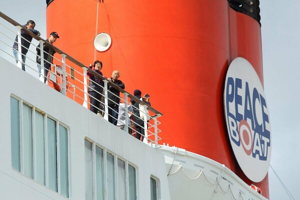 Το "Πλοίο της Ειρήνης" έρχεται στον Πειραιά- Ανάμεσα στους επιβάτες και ομάδα επιζώντων από Χιροσίμα και Ναγκασάκι