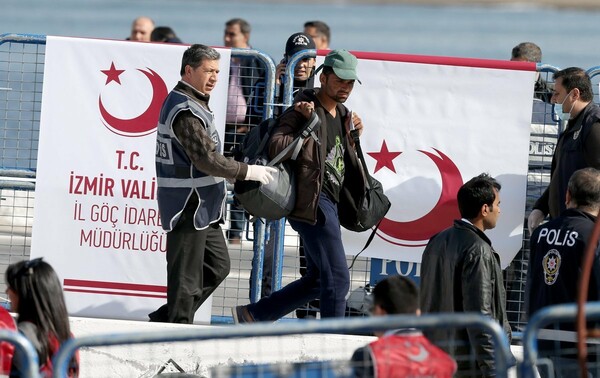 Politiko: Οι τουρκικές αρχές "διαλέγουν" τους Σύρους πρόσφυγες που αφήνουν να μεταναστεύσουν