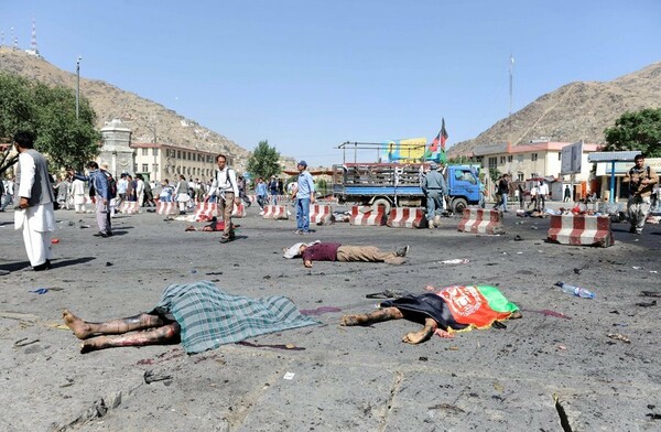 Η Καμπούλ θρηνεί και κηδεύει τους 80 νεκρούς από το μακελειό των τζιχαντιστών