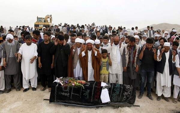 Η Καμπούλ θρηνεί και κηδεύει τους 80 νεκρούς από το μακελειό των τζιχαντιστών