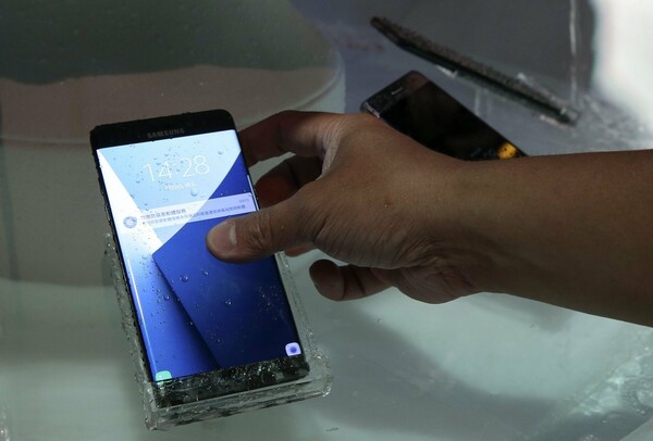 Η Samsung ανακαλεί όλες τις συσκευές Galaxy Note 7 μετά από αναφορές για εκρήξεις μπαταριών