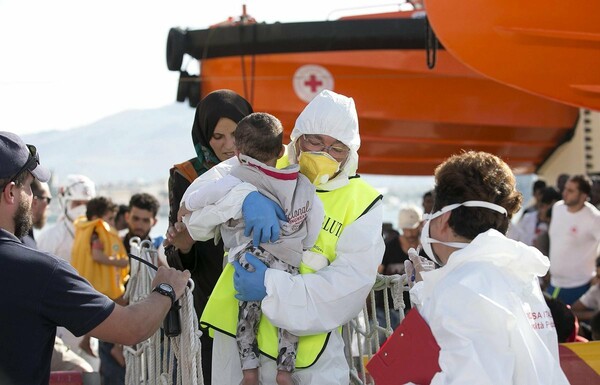 Ιταλία: Χωρίς τελειωμό οι επιχειρήσεις διάσωσης πλοίων με πρόσφυγες- Μόνο την Τρίτη διασώθηκαν 1.800 άτομα