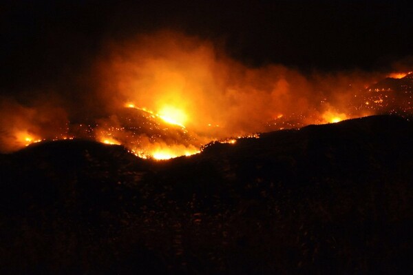 Αναζωπυρώσεις στα μέτωπα της φωτιάς στο βόρειο τμήμα της Χίου