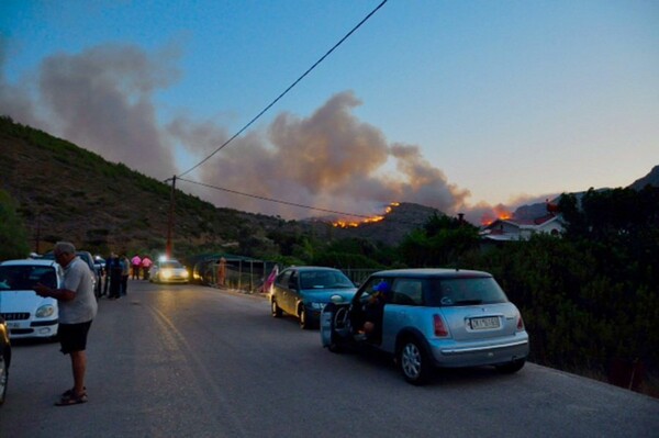 Αναζωπυρώσεις στα μέτωπα της φωτιάς στο βόρειο τμήμα της Χίου
