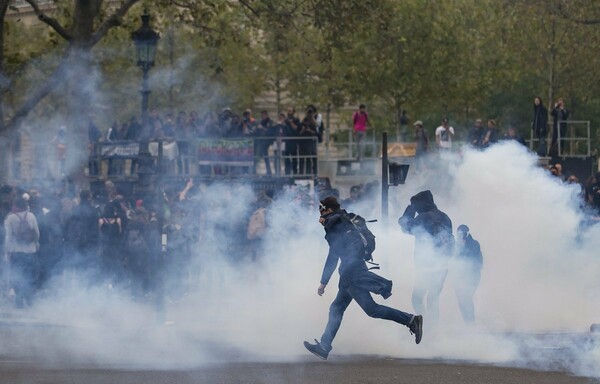 Παρίσι: Συγκρούσεις, συλλήψεις και τραυματίες στις διαδηλώσεις κατά της μεταρρύθμισης της αγοράς εργασίας