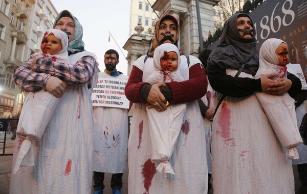 Τουρκάλες με σφραγισμένα στόματα και αιματοβαμμενες κούκλες διαδηλώνουν για το Χαλεπι