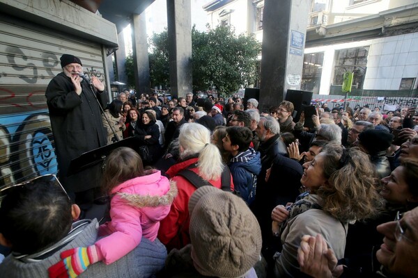 O Διονύσης Σαββόπουλος τραγούδησε στους δρόμους της Αθήνας