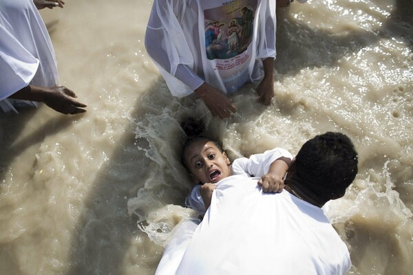 Βαπτίζοντας χριστιανούς στο επικίνδυνο Κασρ Ελ Γιαχούντ