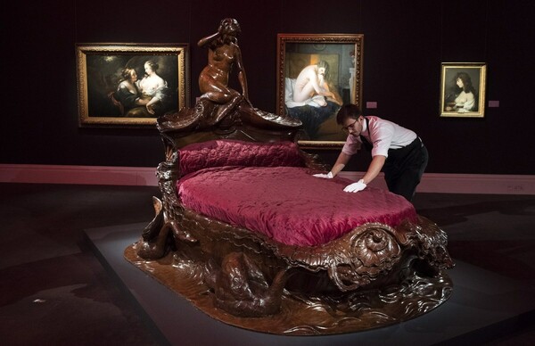 Αυτό είναι το πιο ακριβό κρεβάτι από την ερωτική συλλογή του Sotheby's