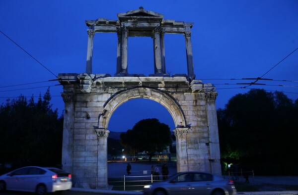 Η Πύλη του Αδριανού φωτίζεται μπλε για την Παγκόσμια Ημέρα Ευαισθητοποίησης για τον Αυτισμό