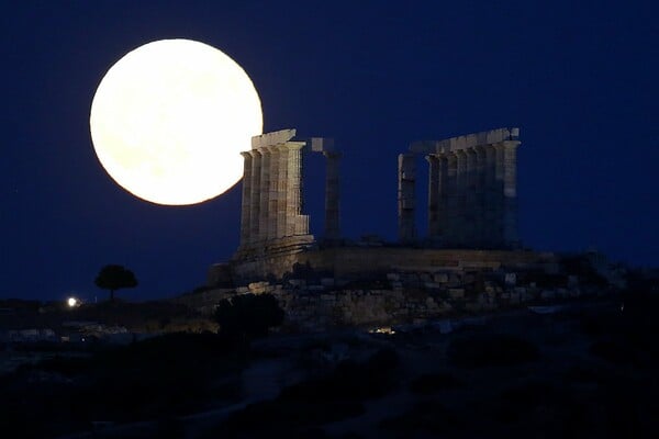 H Πανσέληνος πάνω από το ναό του Ποσειδώνα στο Σούνιο