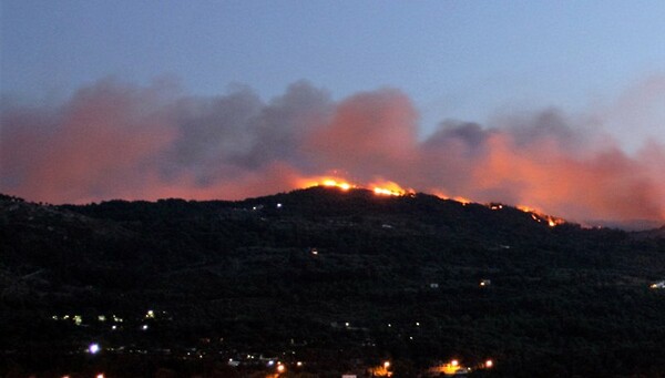 Έξι τραυματίες από μεγάλη πυρκαγιά που ξέσπασε τη νύχτα στη Χίο