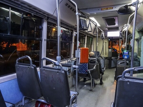 Γιατί τα καθίσματα των λεωφορείων έχουν πάντα τόσο αδιάφορα σχέδια;