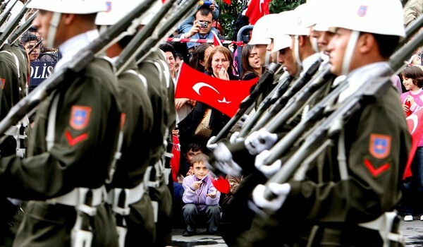Η Τουρκία μειώνει τη θητεία των αξιωματικών στρατού για να περιορίσει την υπερσυγκέντρωση