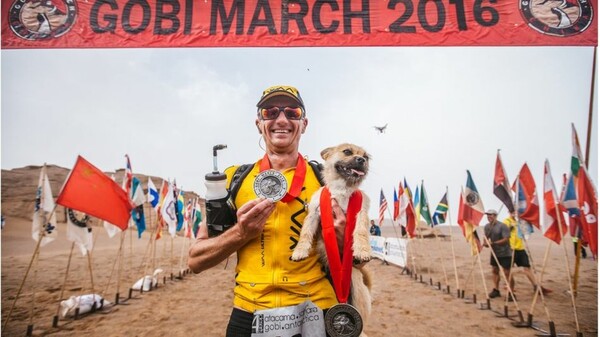 H απροσδόκητη φιλία μιας σκυλίτσας που έτρεξε πλάι σ' ένα μαραθωνοδρόμο για 125 χιλιόμετρα στην έρημο