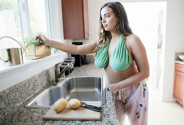 Η περίεργη πετσέτα- αιώρα για το στήθος που έχει προκαλέσει μανία στο διαδίκτυο