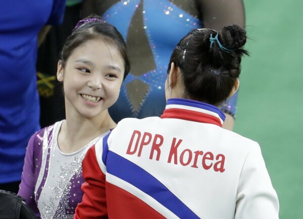 Οι δύο αθλήτριες που αψήφησαν το μίσος και ένωσαν με μια selfie τη Βόρειο και Νότιο Κορέα