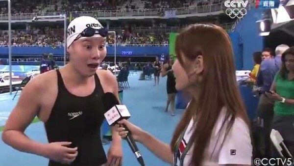 Κινέζα κολυμβήτρια δεν είχε καταλάβει πως κέρδισε μετάλλιο και μένει έκπληκτη όταν της το λέει η δημοσιογράφος