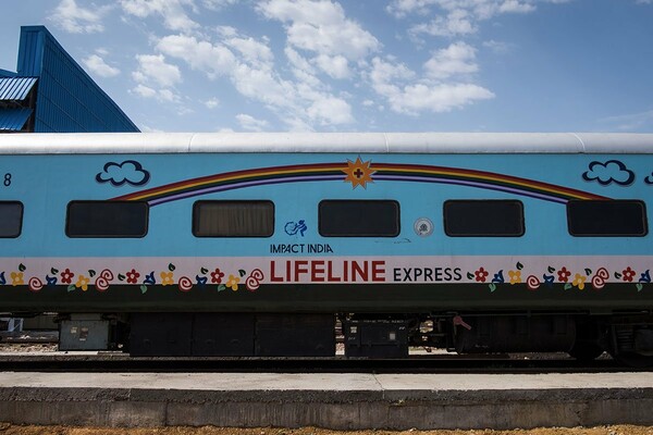 Το τρένο της ελπίδας στην Ινδία διανύει εκατοντάδες χιλιόμετρα και σώζει δεκάδες ζωές