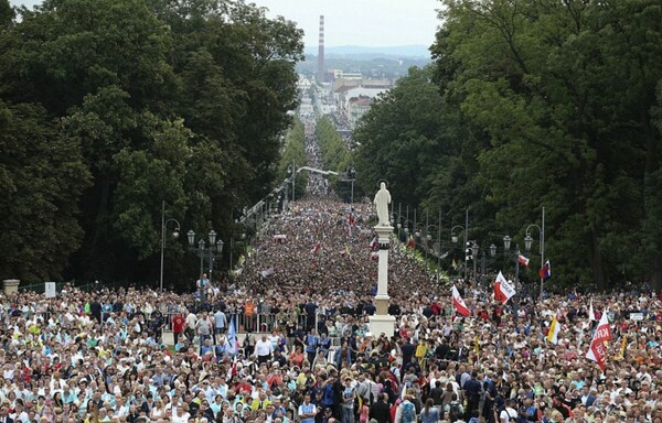 Η πτώση του Πάπα μπροστά σε χιλιάδες ανθρώπους