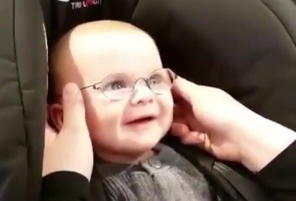 Η συγκινητική στιγμή που ένα μωρό φορά γυαλιά και βλέπει για πρώτη φορά καθαρά τη μητέρα του