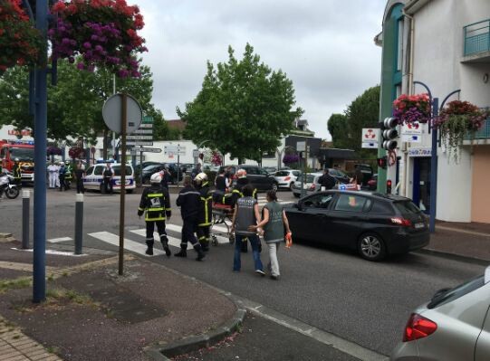 Γαλλία: Oι ένοπλοι που εισέβαλαν στην εκκλησία έσφαξαν τον ιερέα