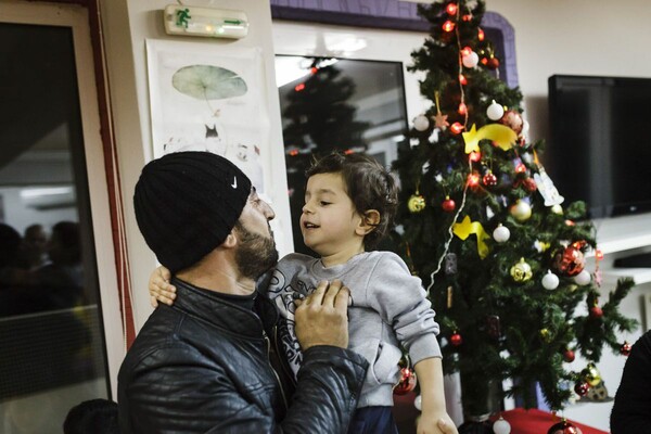 Οι συγκινητικές φωτογραφίες των πατέρων-προσφύγων που δεν το έβαλαν κάτω ποτέ για χάρη των παιδιών τους