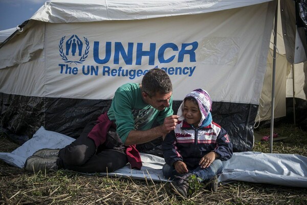 Οι συγκινητικές φωτογραφίες των πατέρων-προσφύγων που δεν το έβαλαν κάτω ποτέ για χάρη των παιδιών τους