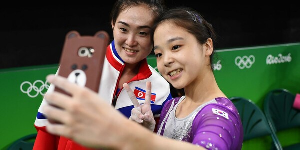 Οι δύο αθλήτριες που αψήφησαν το μίσος και ένωσαν με μια selfie τη Βόρειο και Νότιο Κορέα