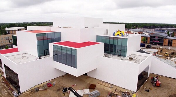 Drone κατέγραψε τις νέες εγκαταστάσεις της LEGO και το κτίριο μοιάζει με τα διάσημα τουβλάκια