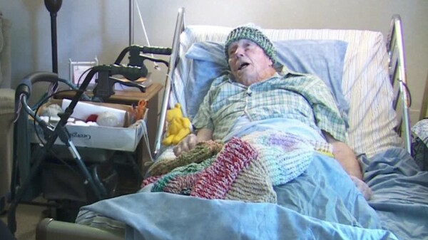 Ο 91χρονος καρκινοπαθής που εδώ και 15 χρόνια πλέκει ασταμάτητα σκουφιά για τους άστεγους