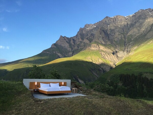 Aυτό το ξενοδοχείο δεν έχει τοίχους, οροφή και τουαλέτα, αλλά μάλλον έχει την καλύτερη θέα στις Άλπεις