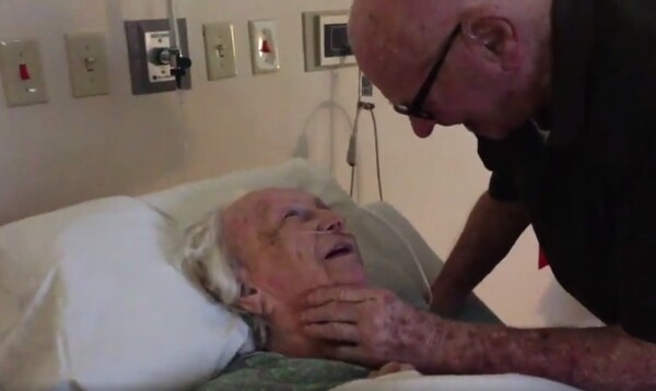 Ήταν παντρεμένοι για 73 χρόνια - τώρα που εκείνη πεθαίνει, εκείνος δεν σταματά να της λέει πόσο την αγαπάει