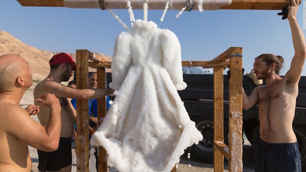 Το νερό της Νεκράς Θάλασσας μεταμόρφωσε ένα απλό μαύρο φόρεμα σε έργο Τέχνης