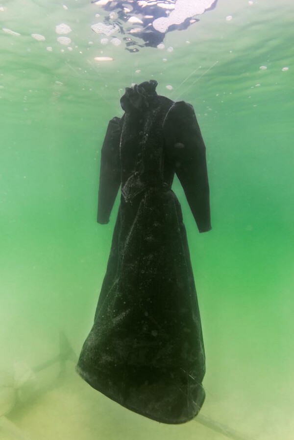 Το νερό της Νεκράς Θάλασσας μεταμόρφωσε ένα απλό μαύρο φόρεμα σε έργο Τέχνης